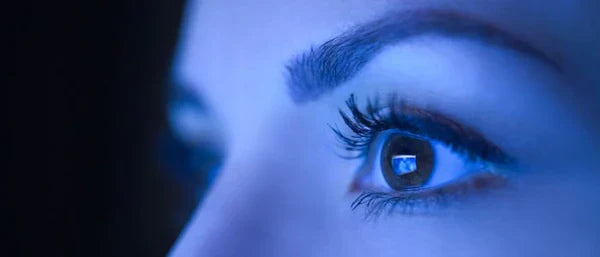 LES EFFETS DE LA LUMIÈRE BLEUE SUR LA PEAU !